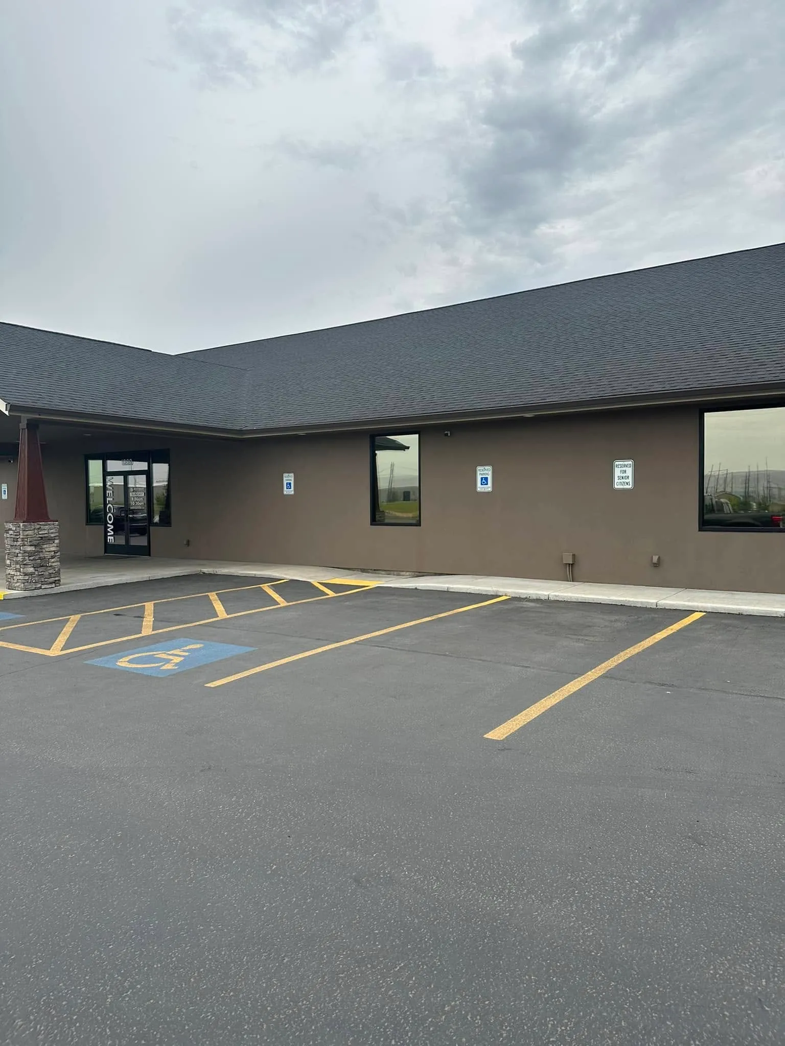 Exterior of a Yakima commercial building with fresh solar window film on the storefront glass
